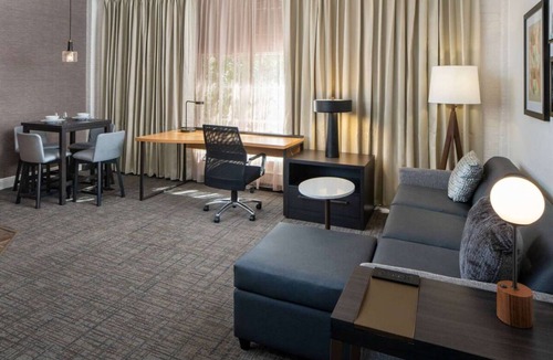 Arts/Warehouse District Hotel | You Found It, Modern Pet-friendly 2BR Suite, Private Kitchen, Swimming Pool!