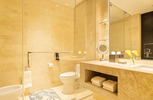 Seybold Hotel | Your Miami Vacation Starts Here! 2 Spacious Rooms w/Soundproofed Window!