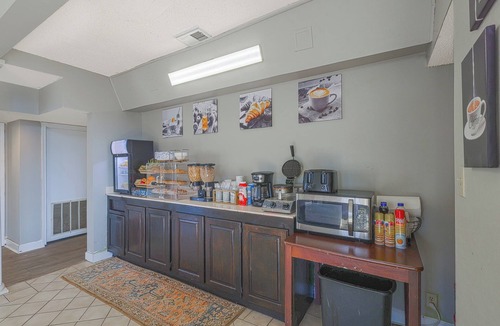 Brownsville Hotel | Your Road Trip Stop with 2 Queen Beds, Free Wi‑Fi, and Convenient Parking