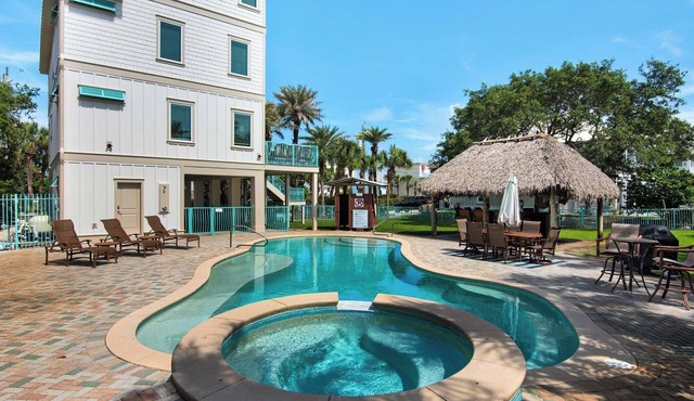 0.2 Mi to Beach, Tiki Bar, Huge Pool, Close to Silver Sands Shopping