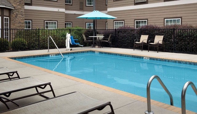1 Queen Studio w/Full Kitchen | Breakfast + Pool