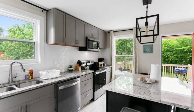 10 Mins to Downtown! Modern in Magic City- Unit A