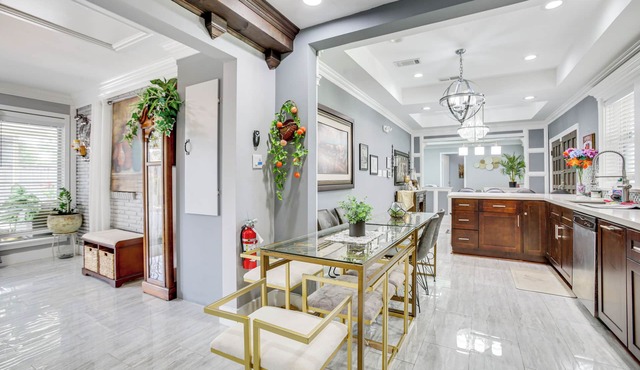 11 Mi to Nola: Westwego Home w/Sunroom!