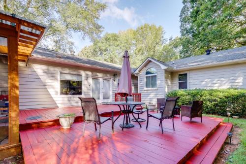 12 Mi to UGA Campus: Spacious Group Getaway!