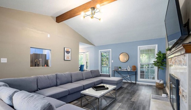 13115 Chaney Thompson CAL MTR · {Urban Oaks} Dual Masters/4 Bedrooms/Air Hockey