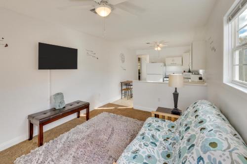 14 Mi to Montgomery: Quaint Couple's Apartment