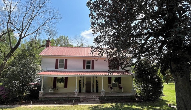 14 Miles from Athens- 1890s Private Farmhouse Retreat on 15 Acres w/Barn & Pond