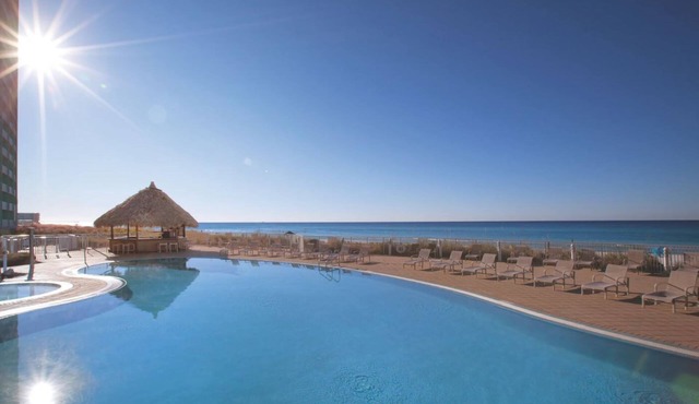 1BD/Panama City Beach - Oceanfront View with Full Kitchen, Pools, Bar, and More!