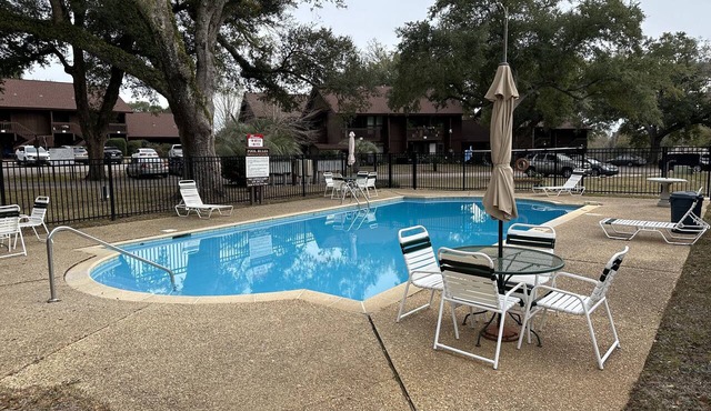 1st Floor 1BR/1BA Condo w/Pool: Golf, Swim & Casino nearby! Sunshine Oaks