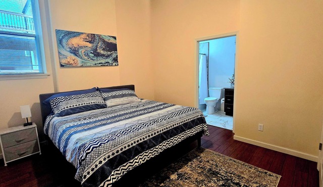 1st Floor King- Less than From 5 Miles From BJC- Unit D