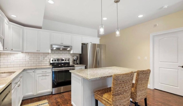 2/2 bath large private apartment , eat in kitchen living room, gym & laundry