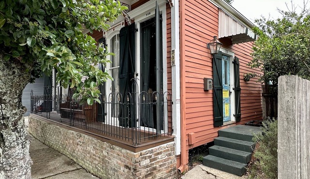 2 BD Uptown off Magazine St w pool & patio