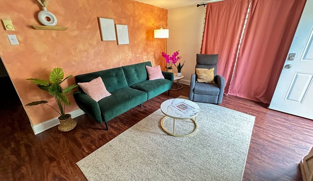 2 bedroom apartment: 10 minute drive to UT, convention center,downtown Knoxville