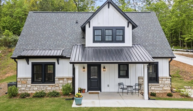 2 Bedroom Cottage on Lake Keowee- Lake/Dock Access- 15 Min to Seneca