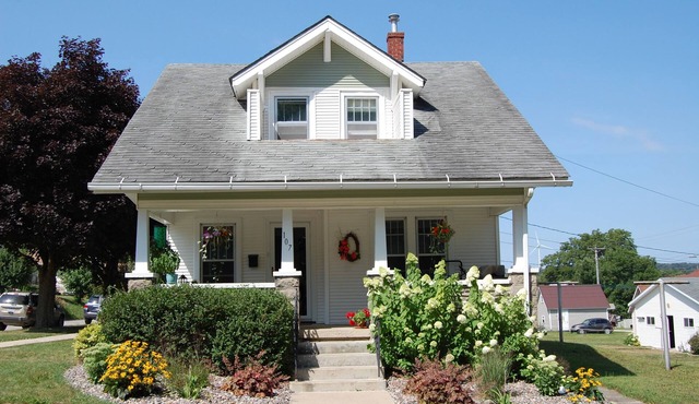 2 Bedroom Downtown Bungalow- Must see!
