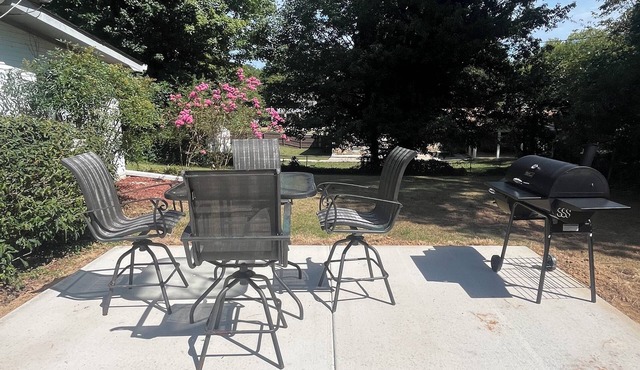 2-bedroom house with AC, WiFi in delightful Dalton