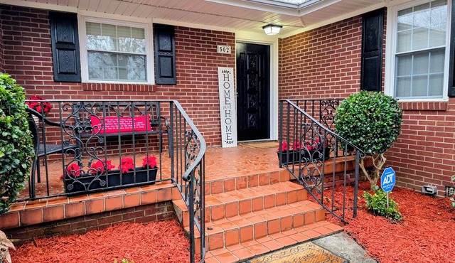 2 bedroom Pet Friendly home with fenced yard in close to Hwy 81 & Clemson Blvd