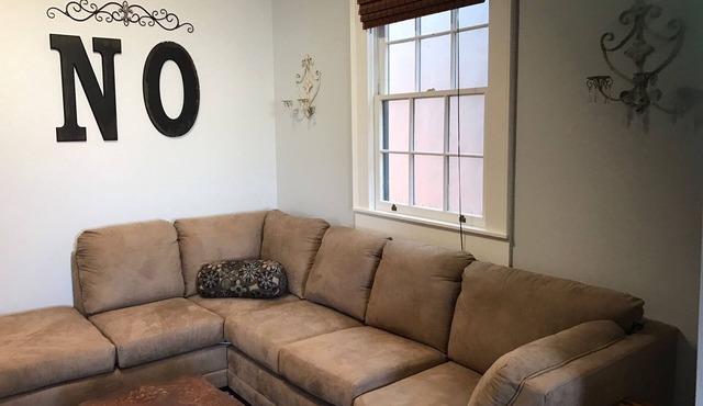 2-bedroom upstairs apartment in charming New Orleans near French Quarter