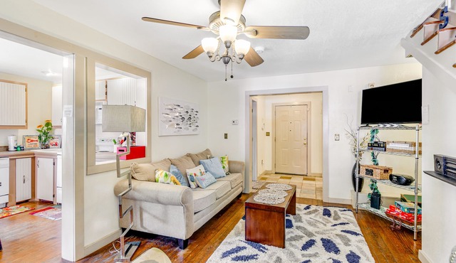 2 BR 2 BA Historic Cottage with free wifi, deck and dogs ok!