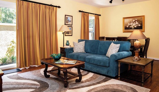 2-BR large private fenced courtyard-close to entrance & pool/hot tub