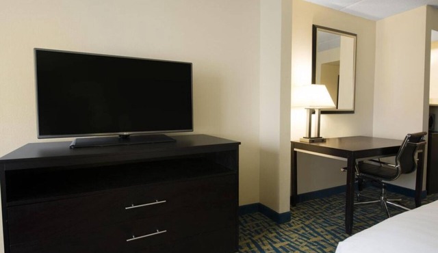2 Convenient Units, Free Parking Onsite! Near Savannah National Wildlife Refuge