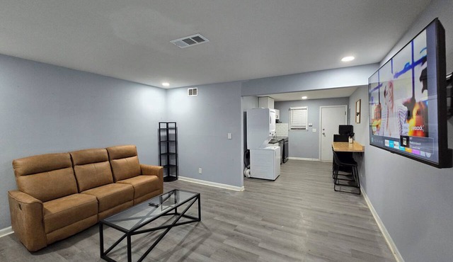 2 King Beds Near Airport - The Silver Hideaway