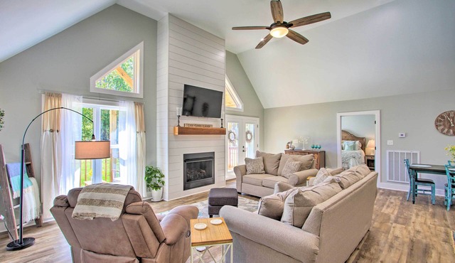 2 Mi to Golf Course + Fire Pit: Cozy Counce Cabin!
