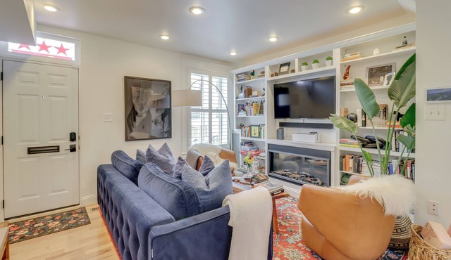 2 Mi to National Mall: Stunning Townhome w/Patio!