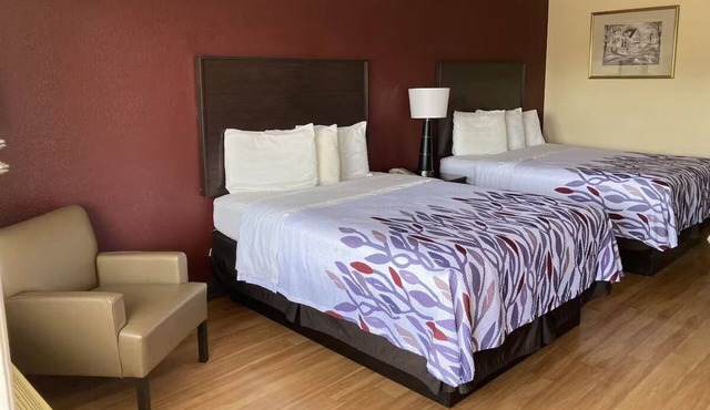 2 Quiet Rooms with Desk – Ideal for Business Travelers