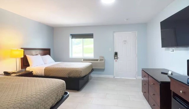 2 Relaxing Double-Bed Rooms Near Lincoln Museum w/Free Parking & Nearby Dining