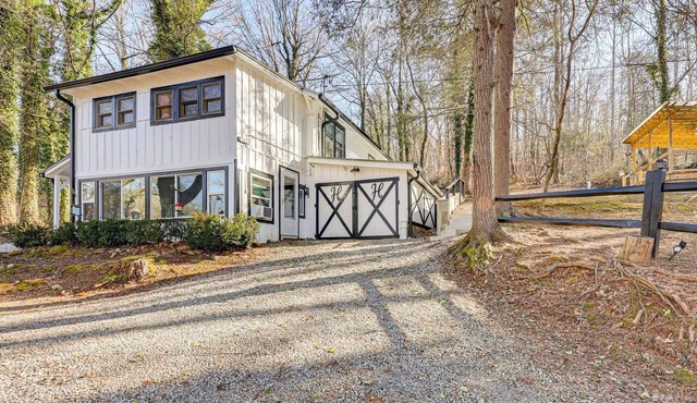 2 story rustic cabin in beautiful Clayton, Georgia!