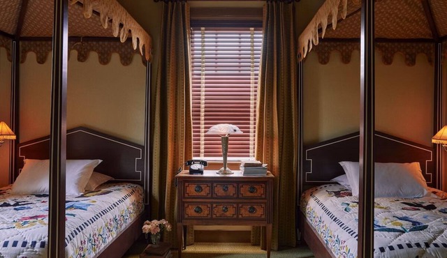 2 Vintage-Inspired Rooms w/Plush Bedding & Handpicked Art Near Downtown