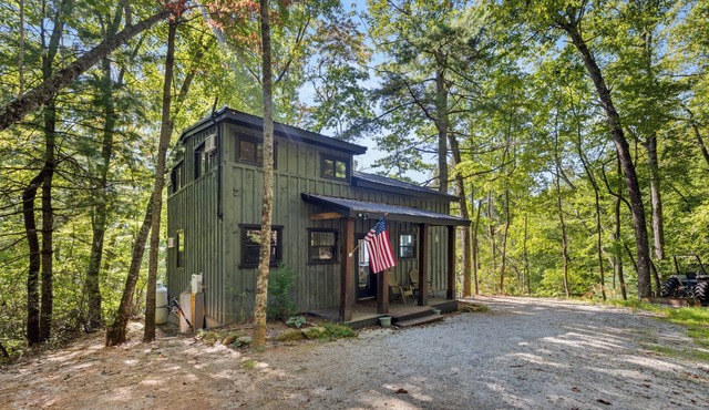 20-Acre Cabin Hot Tub + Fire Pit 6 Min to Dtwn Clayton Black Rock Mt