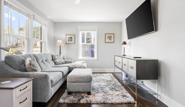 2BD 2BA Upscale Bungalow - Beautiful Yard​ + Grill