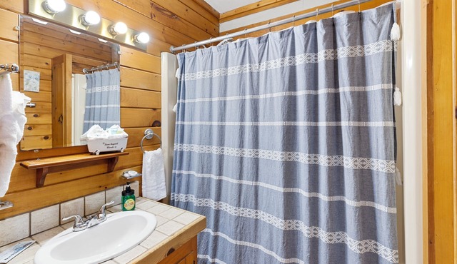 2BR Cabin with Jacuzzi and Mountain Views - Cabin 5