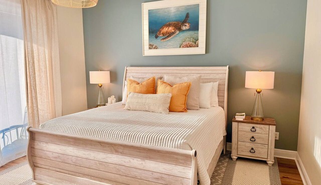2BR Newly Renovated, Luxury Beach-Side Condo in Beautiful Pass Christian, MS.