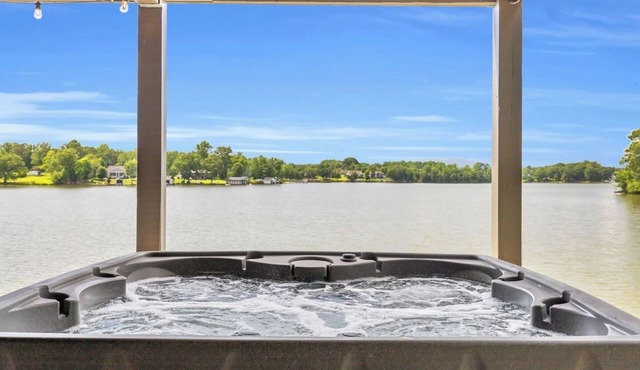 3/2 Lake Front - Hot Tub - 2 King Beds - Sleeps 8