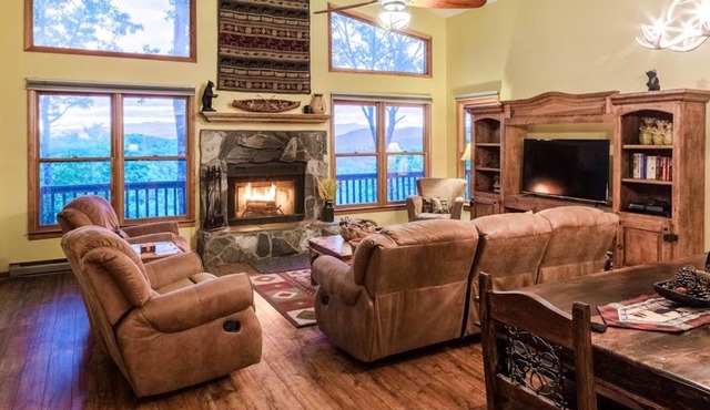 3 Bed 3 Bath Vacation home in Sylva