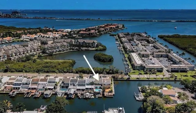 3 bedroom 2.5 baths Waterfront , private pool & dock , fireplace , Kayak