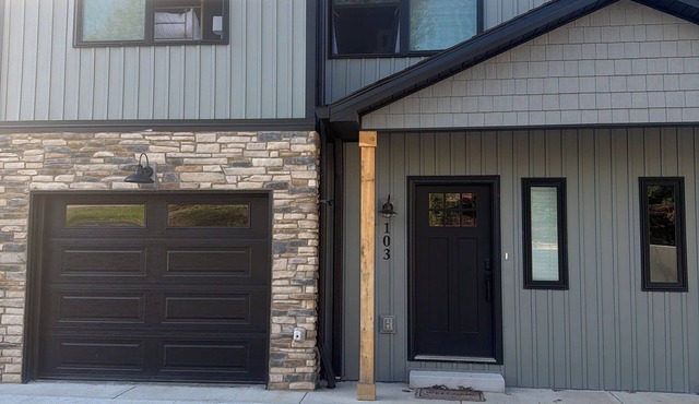 3-bedroom luxury condo at Herrington Lake with lakeviews and Tesla charging