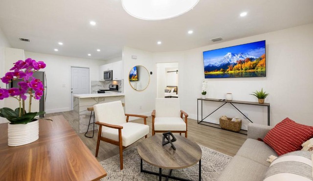 3 BR Smart home, close to airport, Fast WiFi, Patio, Grill & Free private parking