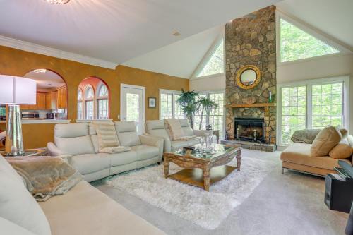 3 Mi to Roswell Riverwalk: Spacious Getaway!