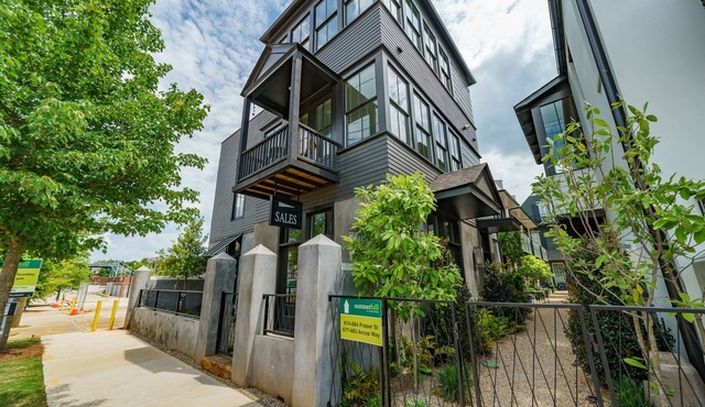 3 Story 2BR-2.5BA Townhouse w/Terrace/pool Downtown ATL