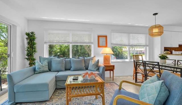 360B - Boca Retreat w/Pool, Parking, Near Evert Tennis & Shops
