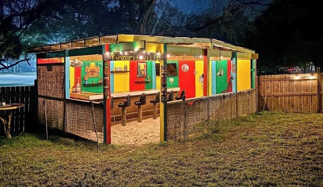 3B/2ba Private Tiki Bar Retreat - Family and Pet Friendly