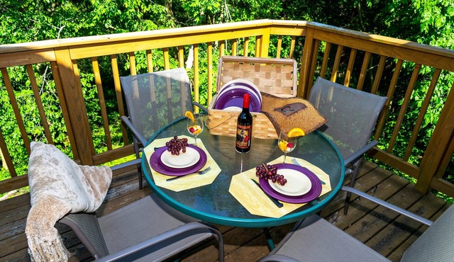 3bd/3.5ba, Bright & Spacious, Fab Screened Porch, Fireplace