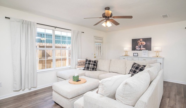 3BR/2.5BA Condo-Pool-Near MSU/Sportsplex/Downtown