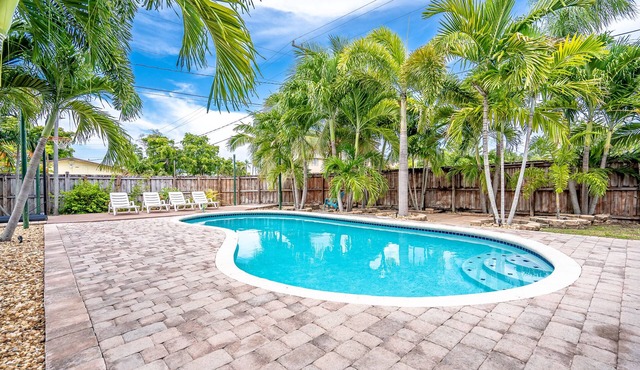 3BR 2BA-Heated Pool - Mile to Beach-Private Villa