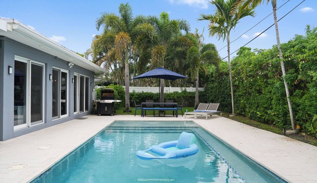 3BR Home w/Heated Pool, BBQ & Lounge — 1 Mile to Fort Lauderdale Beach!