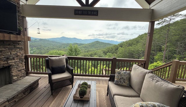 4-Bed, 4.5 bath house with a pool table, outside fire pit and georgous views!